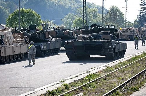 Mỹ triển khai xe tăng và xe bọc thép tới Latvia