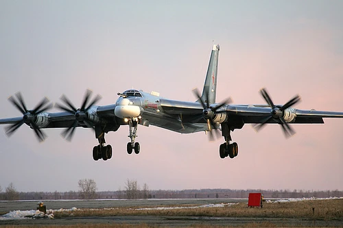 Máy bay ném bom chiến lược TU-95MS Nga tuần tra xuyên lục địa