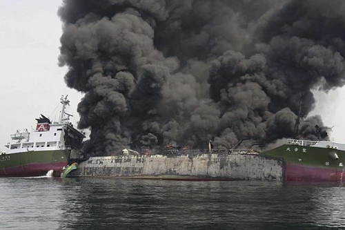Tàu chở dầu 1.000 tấn phát nổ ở ngoài khơi Nhật Bản 
