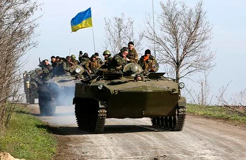 Đoàn xe tị nạn bị tấn công ở miền đông Ukraine, nhiều người chết cháy