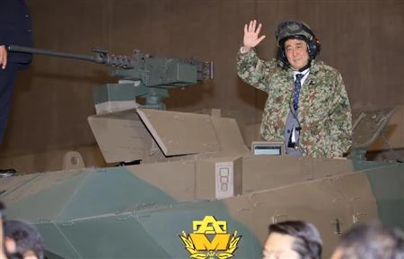 Thủ tướng Shinzo Abe cưỡi xe tăng, hô khẩu hiệu “Nhật Bản bị xâm lược”