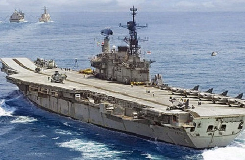 Ấn Độ lại tiếp tục cháy tàu sân bay INS Viraat 