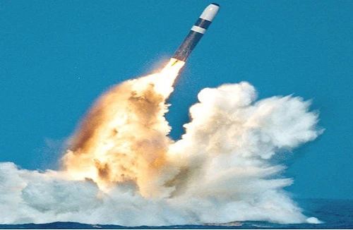 Mỹ phóng thử thành công 2 tên lửa đạn đạo phóng từ tàu ngầm