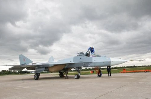 Siêu tiêm kích tàng hình T-50 của Nga bốc cháy khi hạ cánh