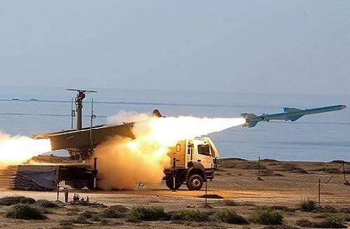 Iran chế tạo thành công tên lửa hành trình đối đất có thể phóng từ máy bay
