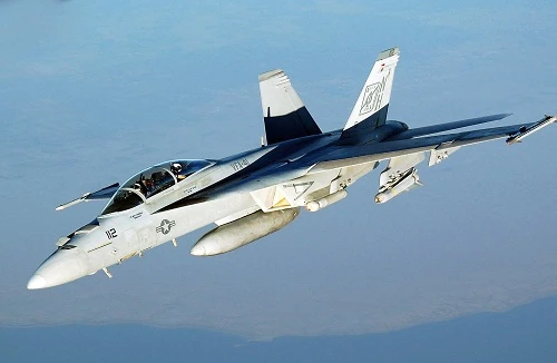 Tiêm kích hạm F/A-18E Mỹ ném “bom” vào nhà dân Nhật Bản 