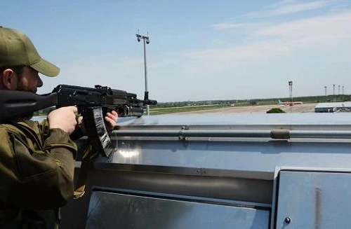 Máy bay Ukraine dội bom dữ dội sân bay Donetsk