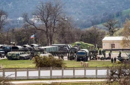 Nga tăng số lượng lớn binh lính và vũ khí dọc biên giới với Ukraine