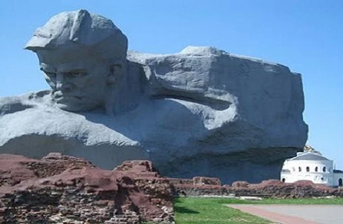 CNN phải xin lỗi Nga vì báng bổ tượng đài “Lòng dũng cảm”