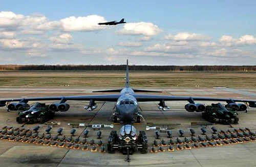 Mỹ triển khai 3 máy bay ném bom hạng nặng B-52 tới châu Âu làm gì?