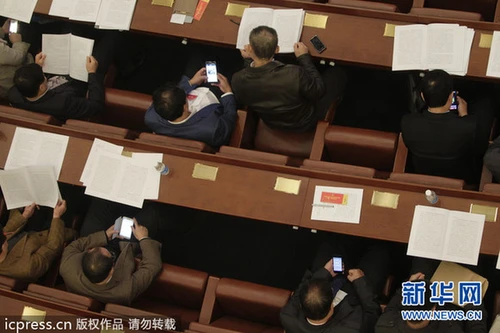 Đại biểu HĐND Trung Quốc… ngủ gật, nghịch điện thoại, bỏ về sớm