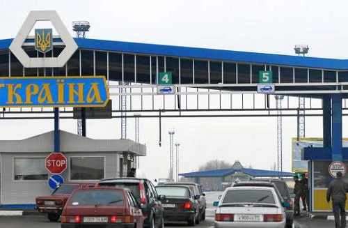 Ukraine đóng cửa và cân nhắc rải mìn ở biên giới với Nga