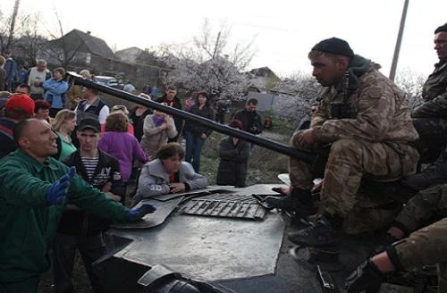 Pravyi Sector bắn chết 10 người dân làm “hàng rào sống” ở Slavyansk