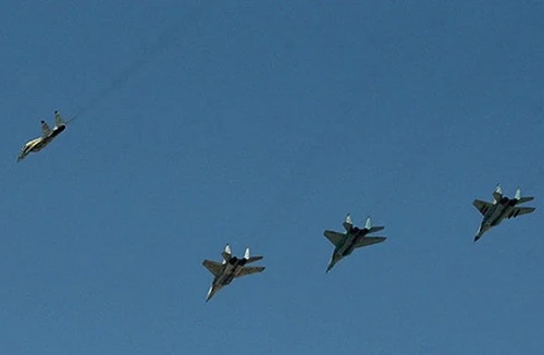 Hàng chục máy bay chiến đấu Iran diễn tập tại Vịnh Persian