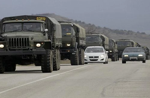 Hàng trăm xe quân sự ầm ầm tiến vào Crimea là của Nga?