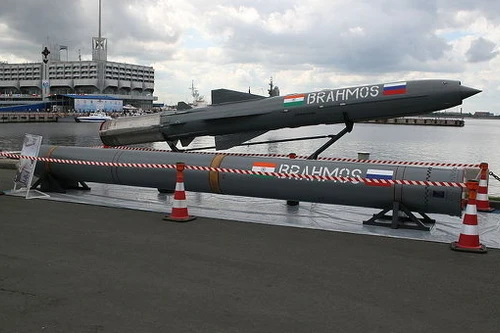 Ấn Độ thử thành công tên lửa BrahMos trên khinh hạm Talwar