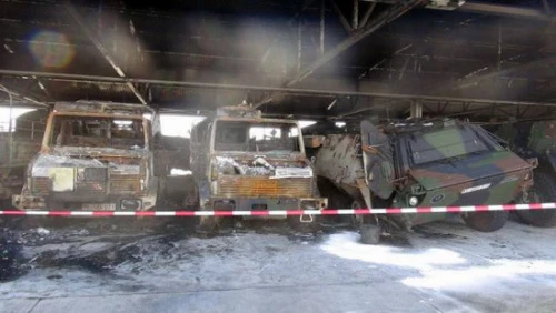 Trại lính Đức bị tấn công, đốt cháy 16 xe quân sự, thiết giáp