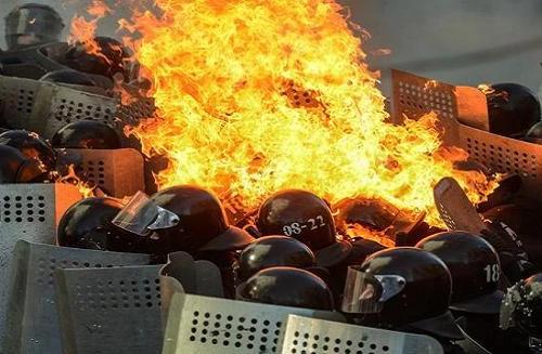 Người biểu tình chiếm dinh Tổng thống, Chủ tịch Quốc hội Ukraine từ chức 