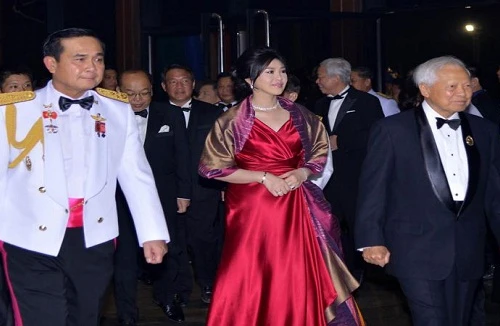 Thủ tướng Yingluck trở về Bangkok gặp lãnh đạo quân đội