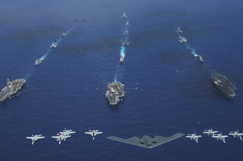 Iran tập trận ở eo biển Hormuz - Mỹ "ngồi trên đống lửa"