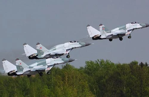 Máy bay chiến đấu Su-27, MiG-29 và xe tăng Nga ồ ạt đổ về Crimea