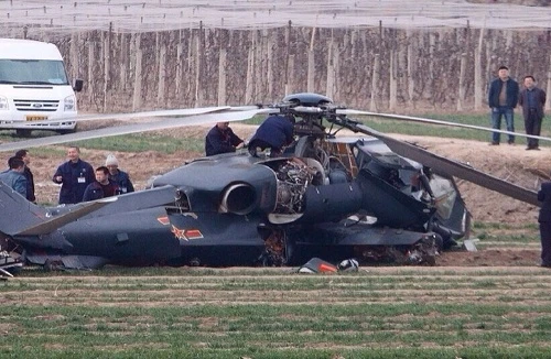 Trực thăng Trung Quốc đâm xuống ruộng, nghi là loại Z-10