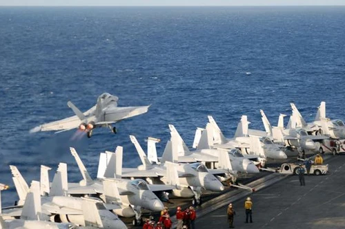 “Siêu ong bắp cày” Mỹ lao xuống biển khi hạ cánh trên tàu sân bay