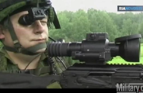 Binh lính Nga được bảo vệ bằng siêu mũ chống lựu đạn