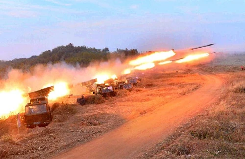 Ông Kim Jong-un thị sát diễn tập bắn đạn thật cực lớn của quân đội Triều Tiên