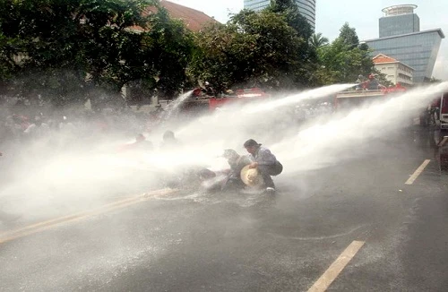 Cảnh sát Campuchia dùng hơi cay, vòi rồng trấn áp biểu tình