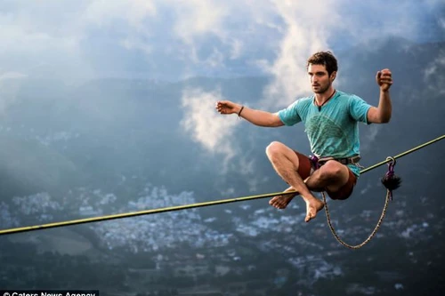 Dựng tóc gáy trước cảnh người nằm trên dây ở độ cao 1000m