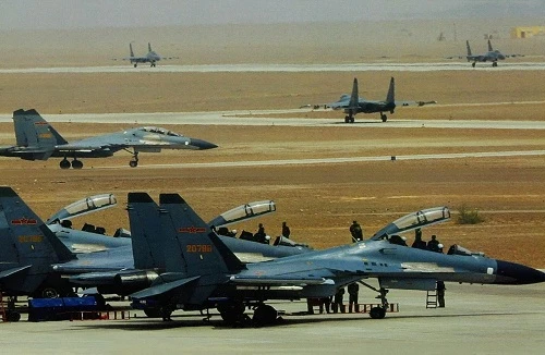 Trung Quốc mang tiêm kích Su-30MKK, tăng Type 99 tới Nga thi đấu 