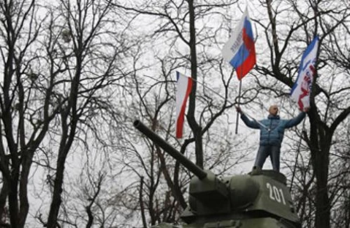 Lực lượng bí ẩn mang cờ Nga tiếp tục chiếm đóng sân bay ở Crimea