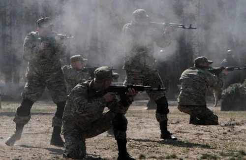 Tự vệ địa phương bao vây 2.000 lính Ukraine tại sân bay Lugansk