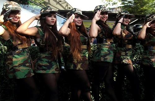 Quân đội Thái Lan tổ chức tiệc tùng, nhảy múa để lấy lòng dân