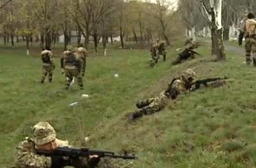 Dân quân Donetsk quyết tử, đánh lui quân cực hữu Pravyi Sektor vào rừng 