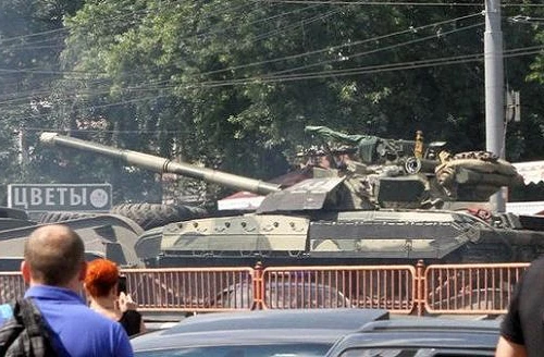 Ukraine đưa xe tăng và vũ khí hạng nặng vào thủ đô Kiev làm gì?