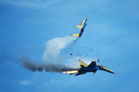 2 máy bay chiến đấu F-16C của Mỹ đâm nhau trên không 