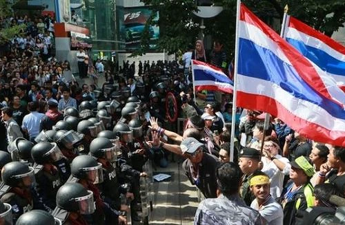 Thái Lan: Thủ lĩnh biểu tình bị bắn chết, Chính phủ quyết không hoãn bầu cử 