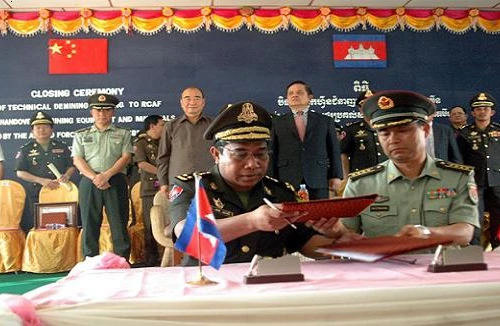 Trung Quốc huấn luyện rà phá bom mìn cho binh lính Campuchia