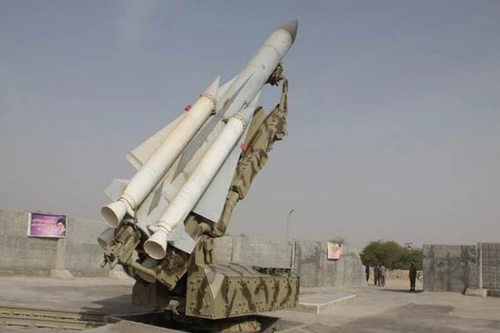 Ngỡ ngàng trước bệ phóng di động tên lửa phòng không S-200 của Iran