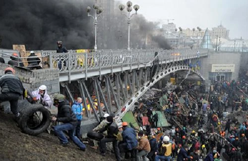 Ukraine: Quốc hội đòi rút quân đội khỏi Kiev, Nga cảnh báo nguy cơ đảo chính 