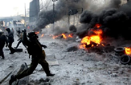 2 máy bay chiến đấu, 1 trực thăng quần thảo trên bầu trời Kiev