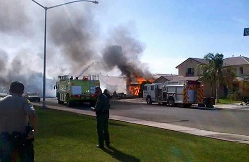 Máy bay chiến đấu AV-8B Harrier lao xuống làm cháy nhà dân