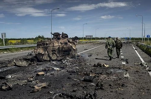 Lính Ukraine bị vây ở Lugansk xin phá vũ khí, đầu hàng dân quân