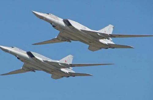 Máy bay ném bom Tu-22M3 Nga “dằn mặt” Mỹ trên biển Đen