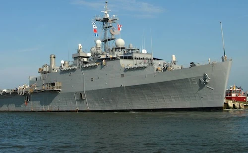 Mỹ diễn tập, tàu chiến Iran áp sát 