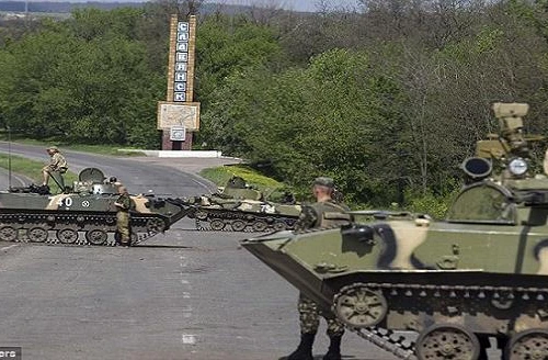 Tổng thống Putin đang đối mặt với áp lực đưa xe tăng vào Ukraine