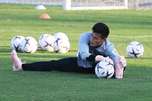 [ẢNH] Bùi Tiến Dũng diện cả "cây" hồng, mong kiếm suất bắt chính