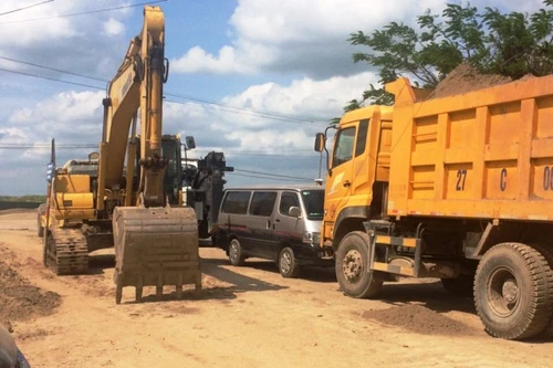 Ba xe công vụ kiểm tra quá tải bị "nhốt" đã được giải vây